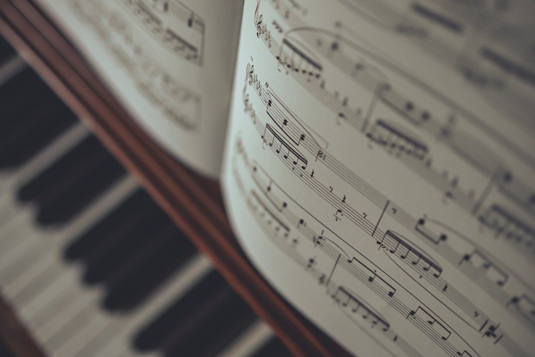Open muziekpartituur op een piano, met noten scherp in beeld